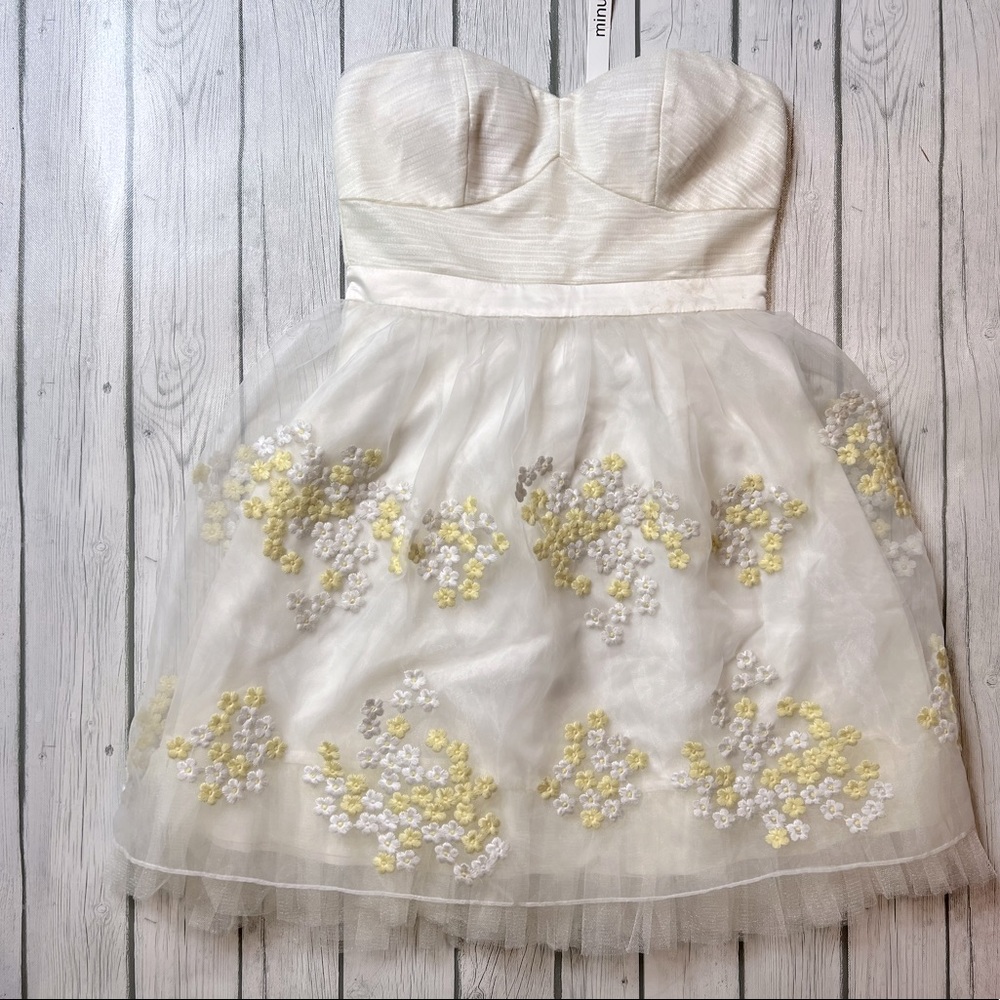 NWT modcloth minuet daisy embroidered flower dress size medium